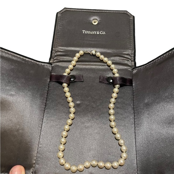 Tiffany & Co White Gold & Akita 18” Pearl necklace - Picture 5 of 8
